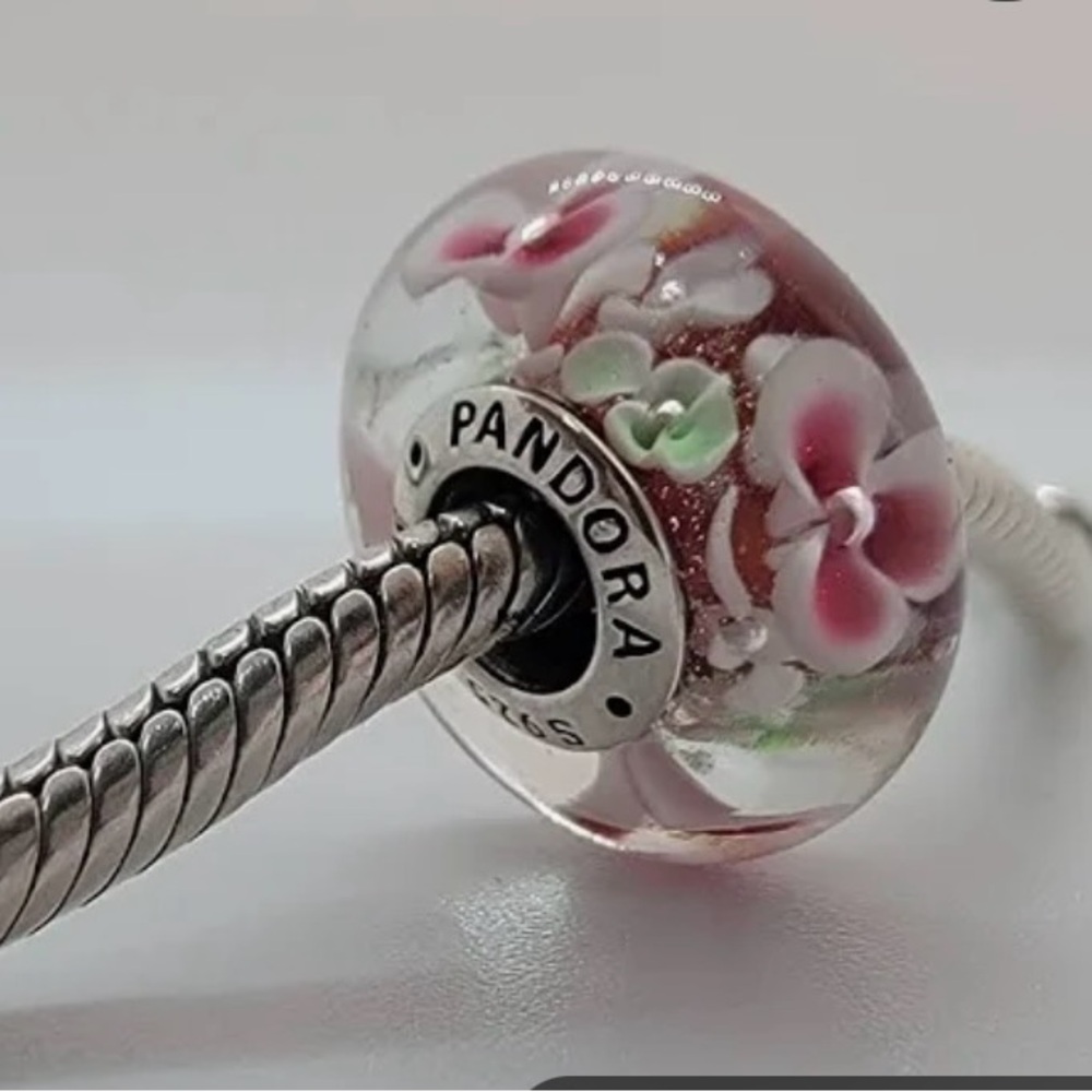 Pandora Silver Flower Garden bead
Excellent condition